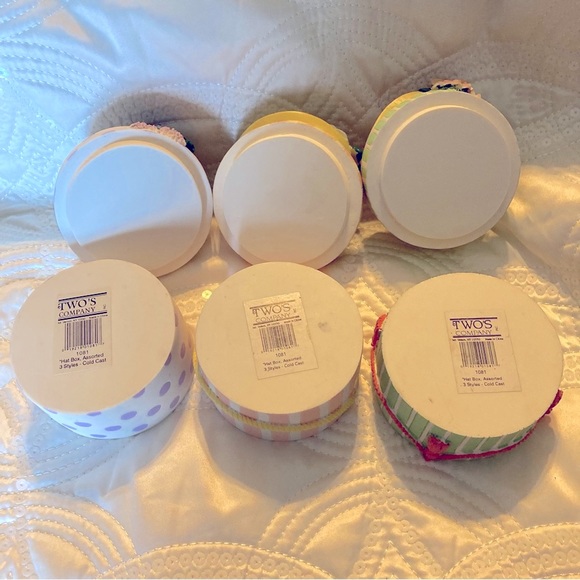 “Hat Box” Trinket Boxes by Twos Company. Set of 3 - Picture 6 of 9